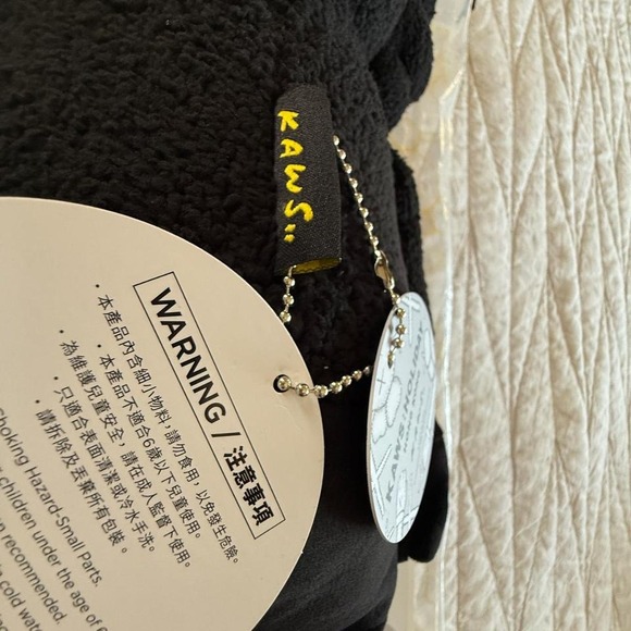 Kaws: Holiday -Hong Kong 20" Inch Plush (BLACK) 100%‎ Authentic - Picture 3 of 7